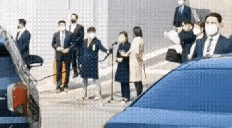 朴槿惠的女保镖走红，网页调侃：颜值这么高还能档酒瓶插图