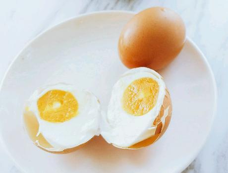 不放水腌咸鸡蛋出油的方法「推荐用盐水怎样腌制咸鸡蛋好吃出油多」