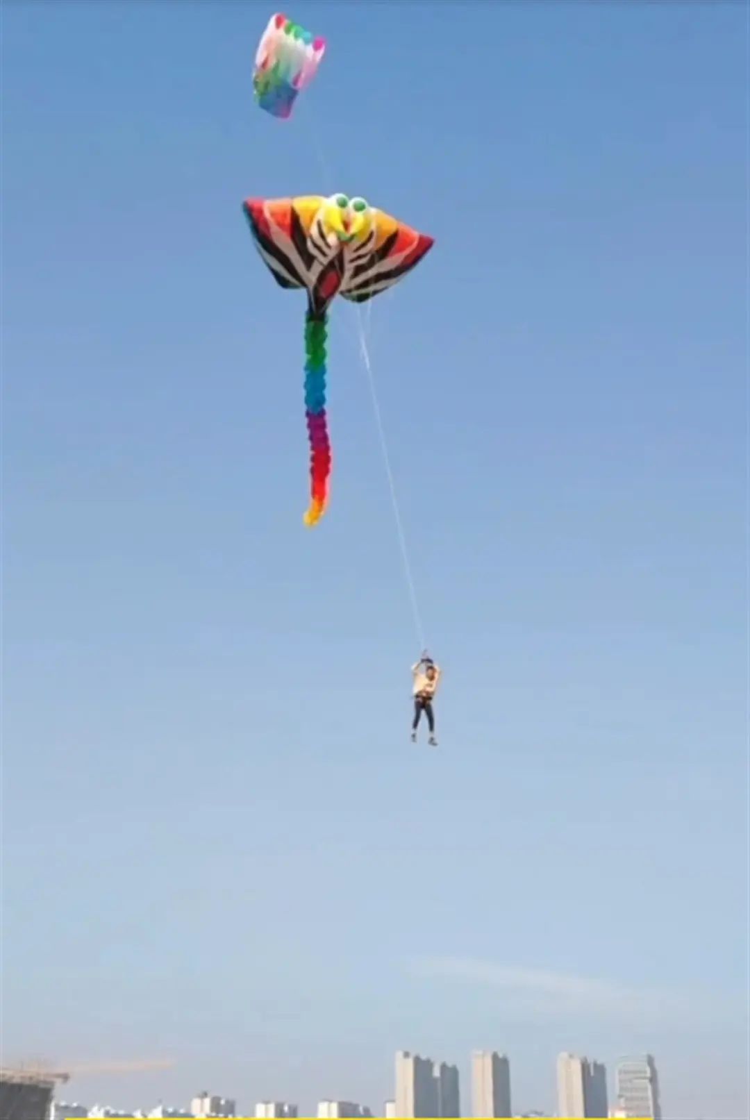 男子放巨型风筝反被带上天，放风筝要注意安全