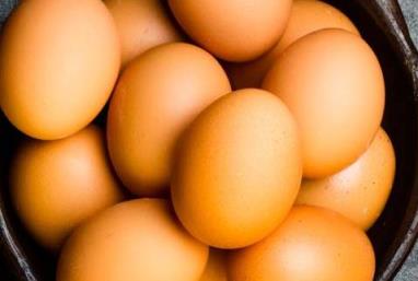 台湾民众买24颗鸡蛋花了400块