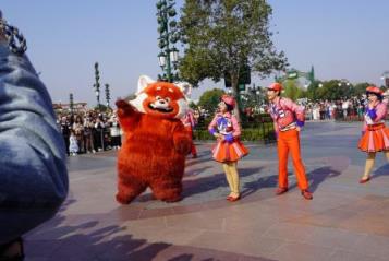 新“人物”小熊猫美美在上海迪士尼首秀亮相