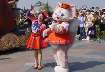 新“人物”小熊猫美美在上海迪士尼首秀亮相