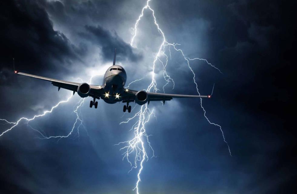 德客机在美上空遭闪电击中骤降,飞机在天上会被雷劈吗