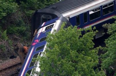美国又一列装危险品火车脱轨,美国火车脱轨的严重事故