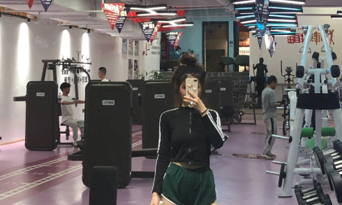 为什么健身房的镜子照的好看,健身房的镜子真实吗