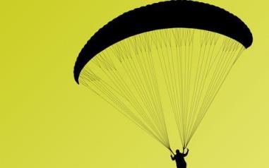 男子驾驶滑翔伞触高压线致全镇停电,滑翔伞安全系数高吗