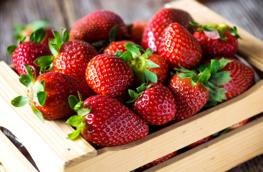 草莓被压白了还能吃吗,草莓被压坏了还能吃吗