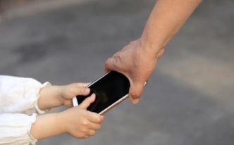 三成离婚与一方沉迷手机有关 推荐沉迷手机对家庭的影响