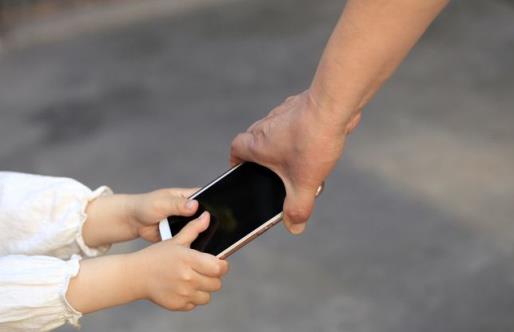 三成离婚与一方沉迷手机有关,沉迷手机对家庭的影响