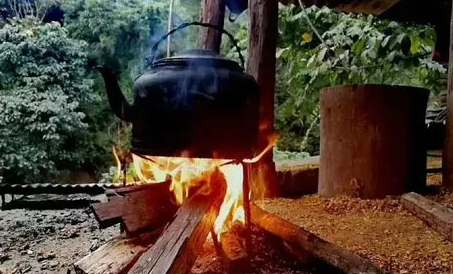 围炉煮茶是用泥炉好还是铁炉好,冬日里的围炉煮茶需要的材料都有啥