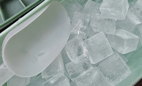 把冰块一块一块的放进冰箱里会融化吗,冰块一直放冰箱可以用吗