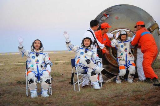 中国第一个被送上太空的航天员是,航天员成功进行中国人的第一次太空行走