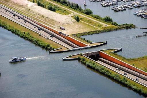 被称为世界桥梁的运河,建成通车是当时世界上最长的跨海大桥