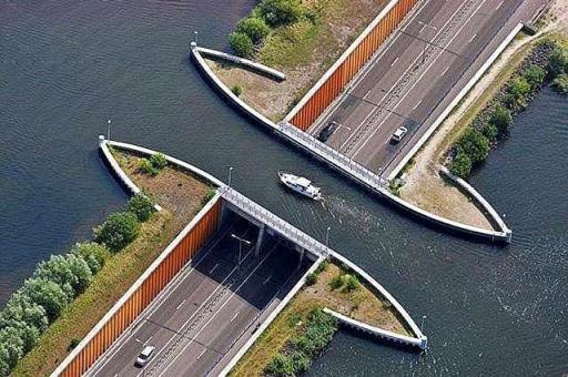 被称为世界桥梁的运河,建成通车是当时世界上最长的跨海大桥