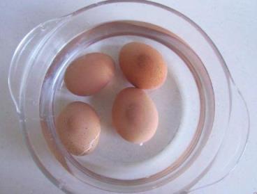 不放水腌咸鸡蛋出油的方法,用盐水怎样腌制咸鸡蛋好吃出油多