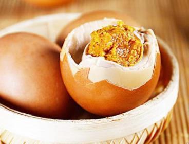 不放水腌咸鸡蛋出油的方法,用盐水怎样腌制咸鸡蛋好吃出油多