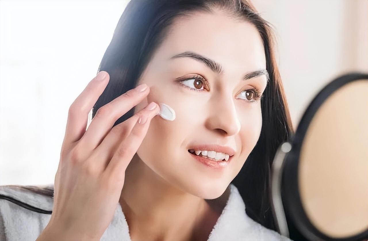 防晒是第几个步骤使用的,正确护肤顺序防晒在哪一步擦脸