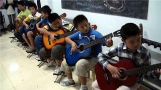 小孩子学习吉他的6个好处,儿童几岁学习吉他最好