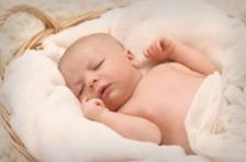 怎样让该睡觉却在哭闹的婴儿入睡,有什么方法让婴儿睡觉不哭
